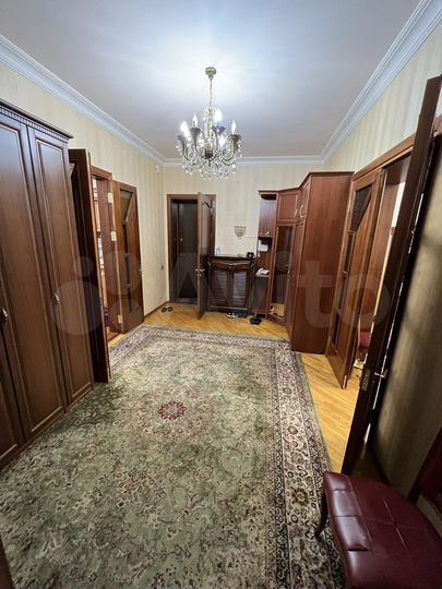 3-к. квартира, 142,3 м², 3/6 эт.