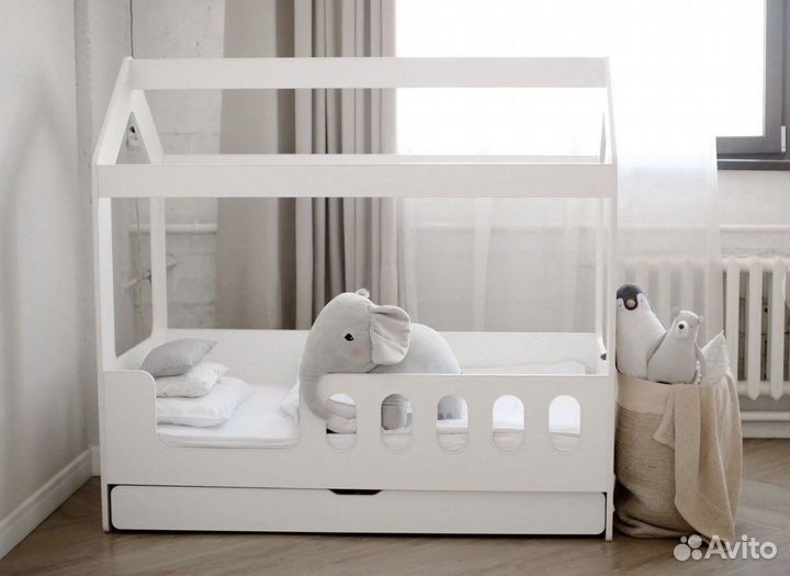 Детская кроватка домик