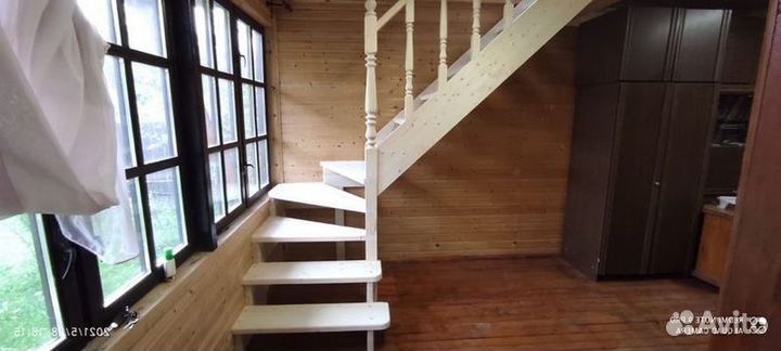 Лестница деревянная с забежными ступенями