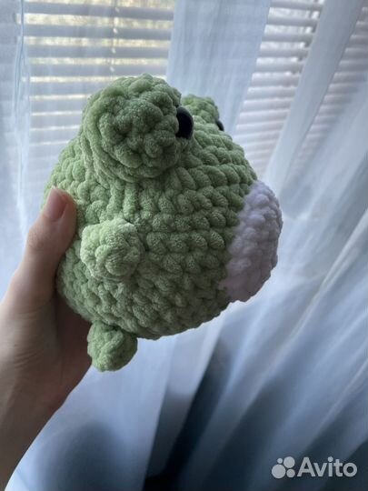 Вязаная игрушка лягушка