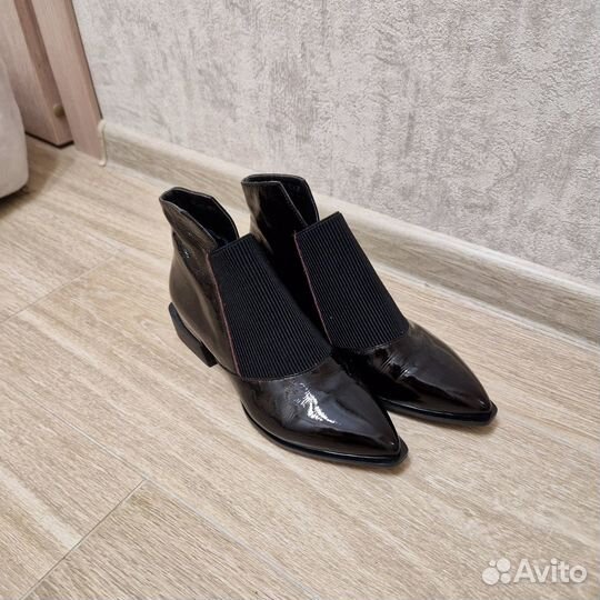 Ботинки женские 35-36 размер новые