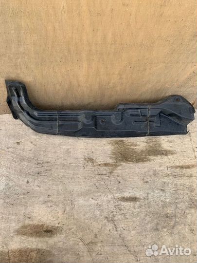 Пыльник крепления правого переднего крыла Audi A4