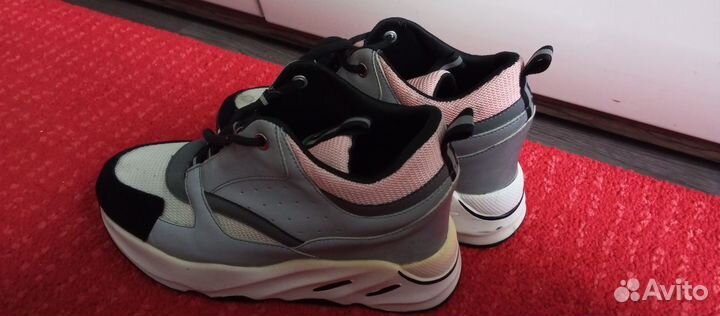 Кроссовки женские