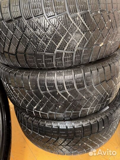 Pirelli Ice Zero FR 215/55 R17