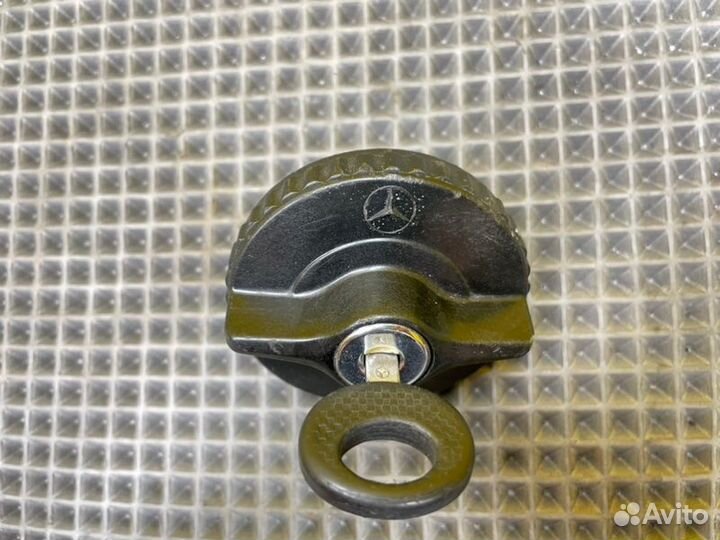 Крышка бака Mercedes-Benz 190E W201 M102.921 2.0I