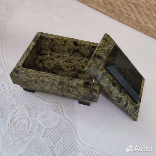 Шкатулка из змеевика