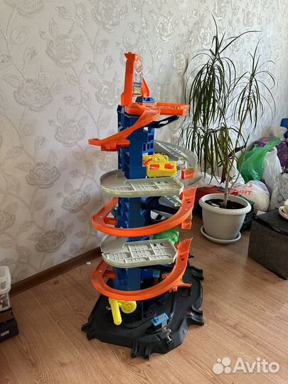 Набор Трек Hot Wheels Сити гараж с тиранозавром