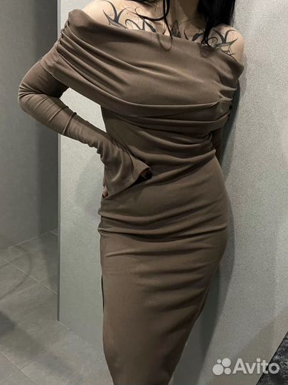 Платье с открытыми плечами