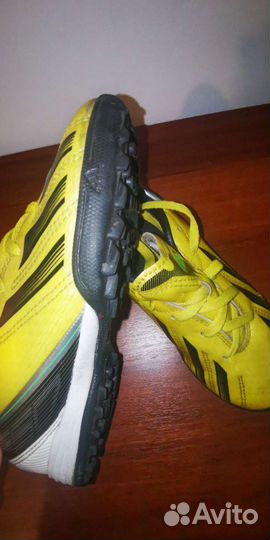 Футбольные бутсы adidas