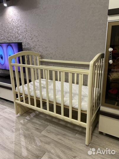 Детская кроватка с продольным маятником и матрасик