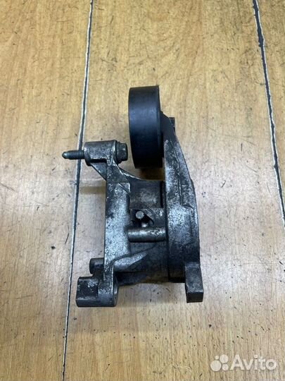 Натяжной ролик приводного ремня Volkswagen Golf 5