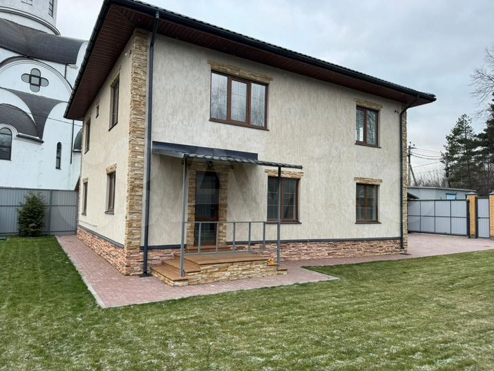 Коттедж 200 м² на участке 6 сот.