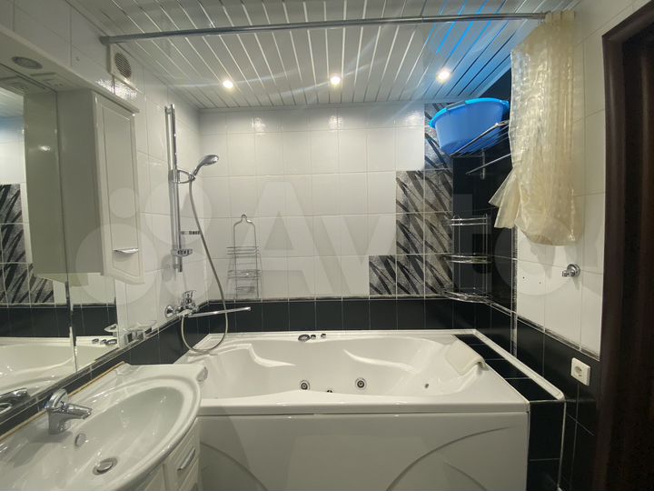 2-к. квартира, 60 м², 1/9 эт.