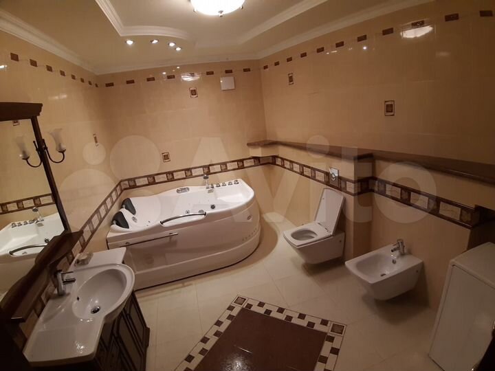 4-к. квартира, 150 м², 1/6 эт.