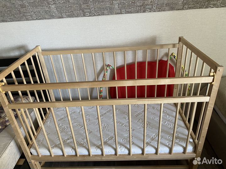 Детская кроватка с маятником