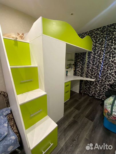 Кровать чердак со столом и шкафом