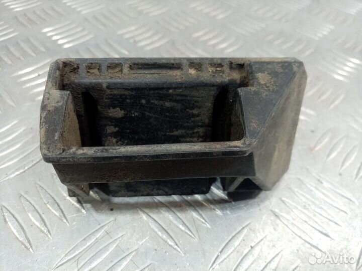 Б/У Кронштейн радиатора#002