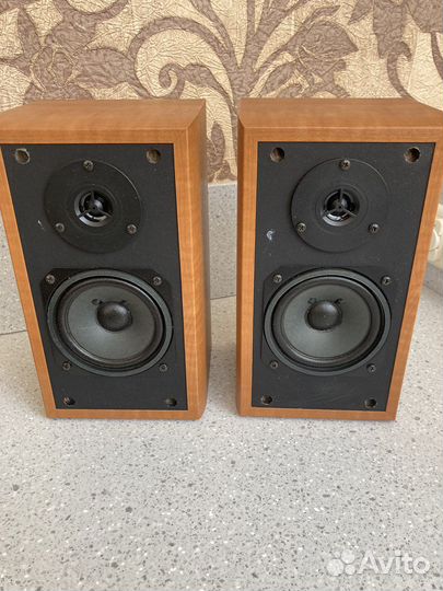 Полочные, подвесные колонки Yamaha NS-E55