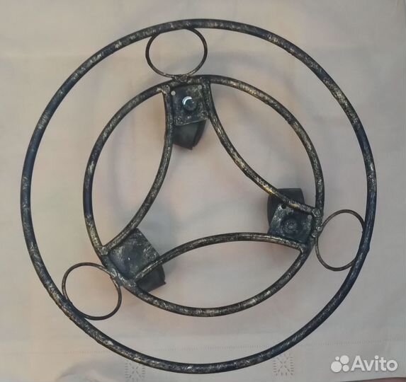 Кованная подставка для цветов на колесиках