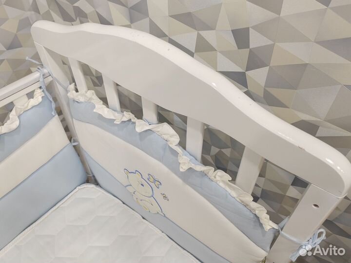 Детская кроватка с маятником