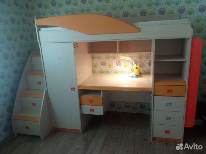 Детская кровать чердак со столом и шкафом