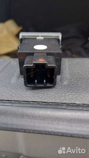 Кнопка включения обогрева лобового стекла