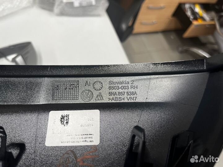 Накладка зеркала левая Volkswagen Tiguan