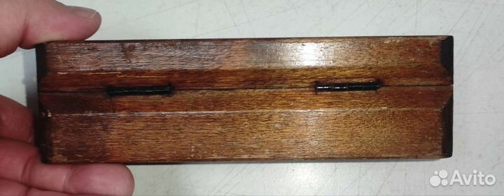 Набор гирек и двое весов с чашечками