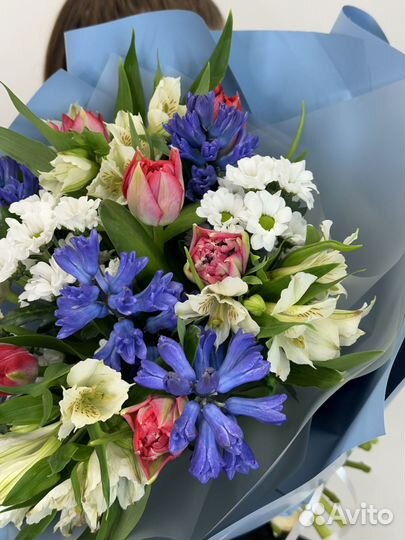 Букет с гиацинтами и альстромерией Доставка цветов