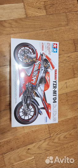 Tamiya 14100 1:12 Yamaha YZR-M1 04 No.7/No.33