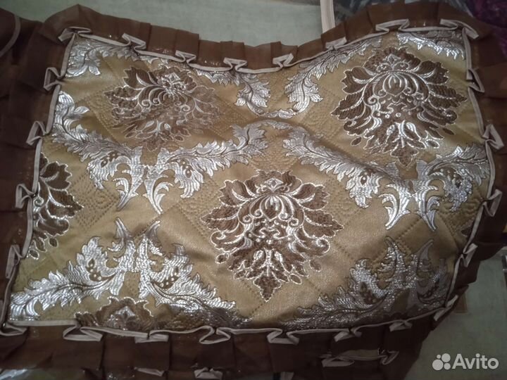 Покрывало с подушками на кровать