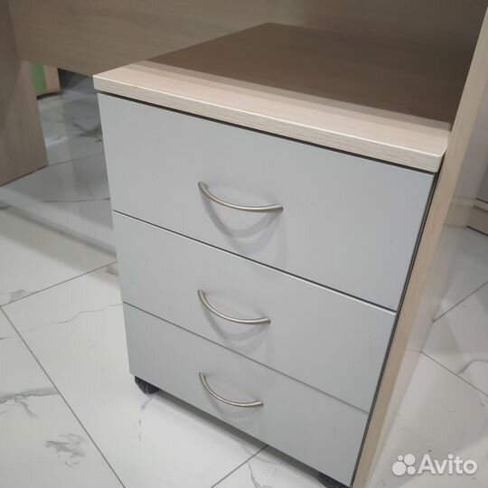 Комплект мебели: стол прямой с подкатной тумбой