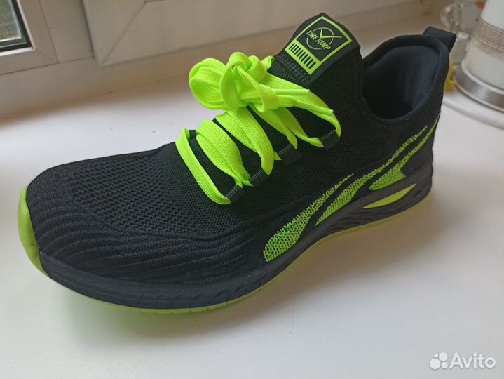 Кроссовки спортивные