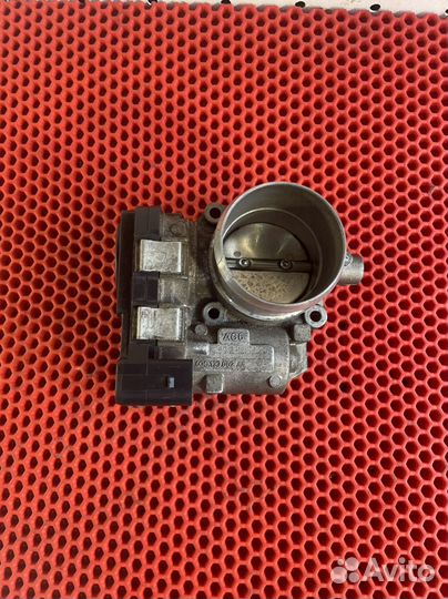 Volkswagen Tiguan 1,4 л. турбо дросельная заслонка