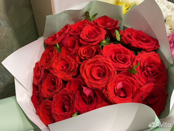 Розы 2 букета и 1 букет хрезантем