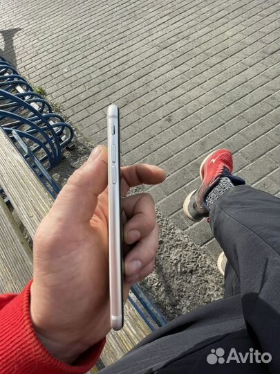 iPhone SE, 128 ГБ