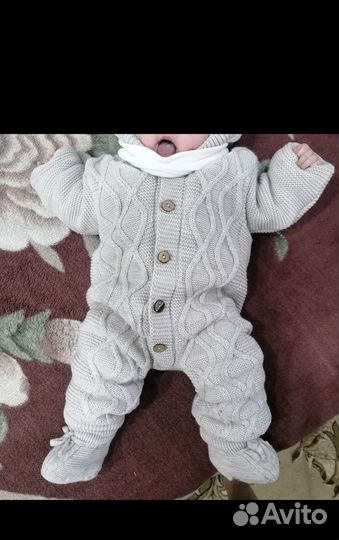 Вязанный комбинезон для новорожденного