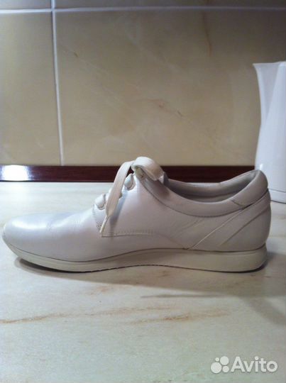 Кроссовки женские