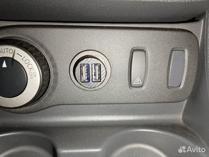 Автомобильное зарядное устройство для смартфона