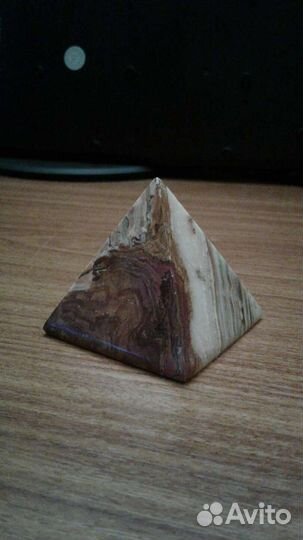 Пирамида из оникса
