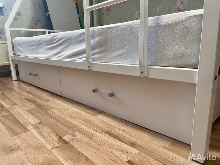 Двухярусная кровать металлическая с матрасами