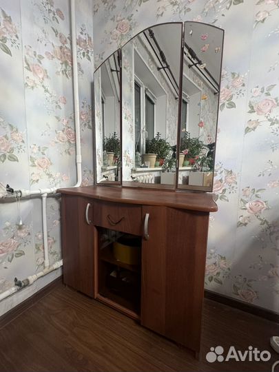 Трюмо с зеркалом