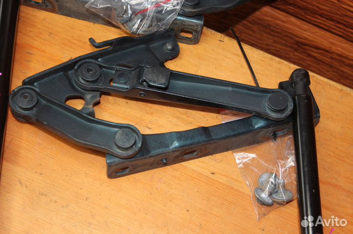 Петли капота на Mercedes S-Class W220