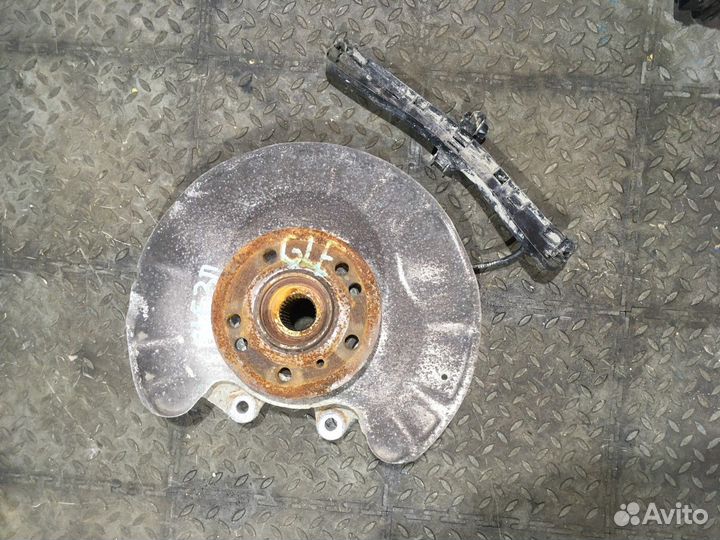 Кулак поворотный задний правый со ступицей