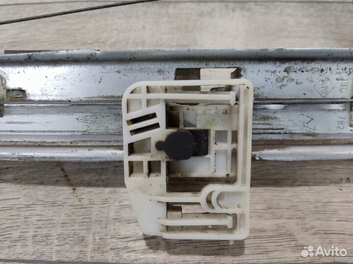 Стеклоподъемник механический задний левый Megane 2