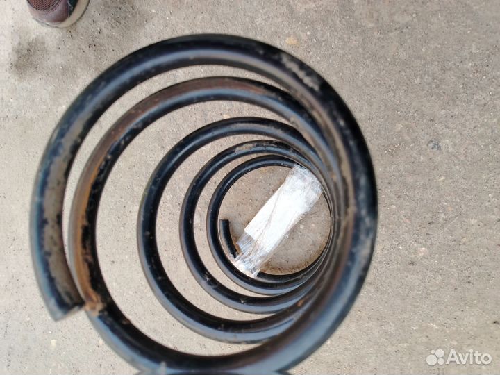 Пружина передняя