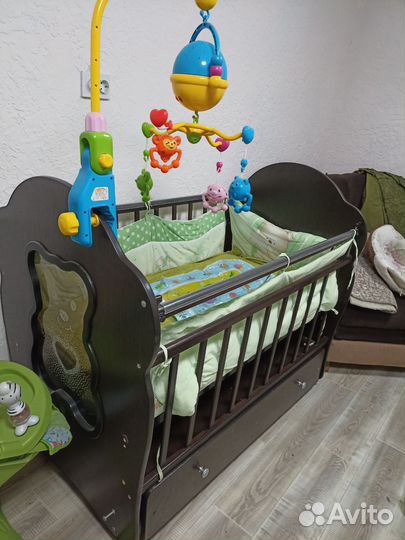 Детская кроватка с маятником