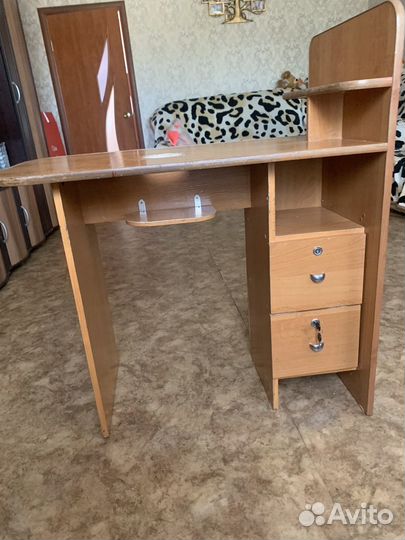 Маникюрный стол бу