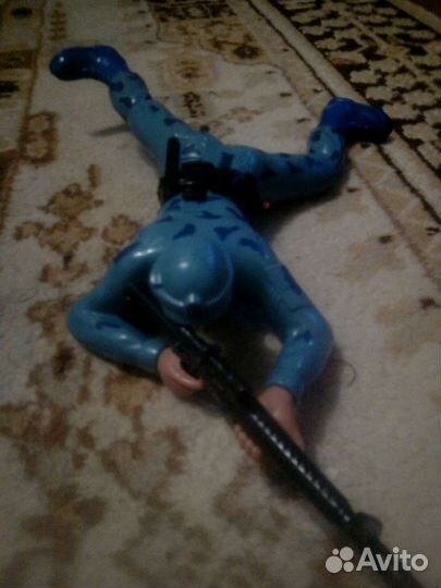 Детские игрушки. Солдат на батарейках