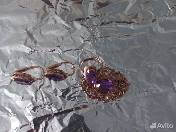 Продам золотое кольцо и серьги и брошь комплект